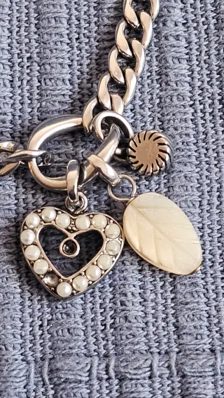 Dos pulseras plateadas Fossil y otra (no Pandora)