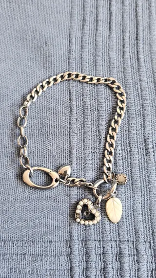 Dos pulseras plateadas Fossil y otra (no Pandora)