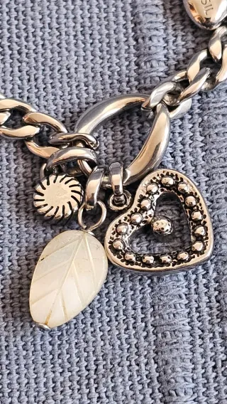 Dos pulseras plateadas Fossil y otra (no Pandora)