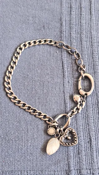 Dos pulseras plateadas Fossil y otra (no Pandora)