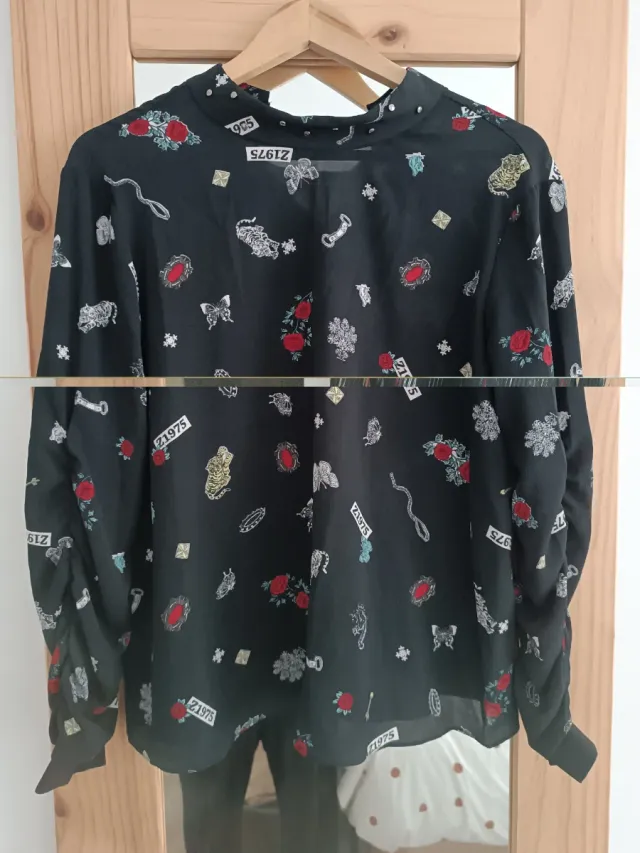 Blusa Zara Estampada Flores y Figuras