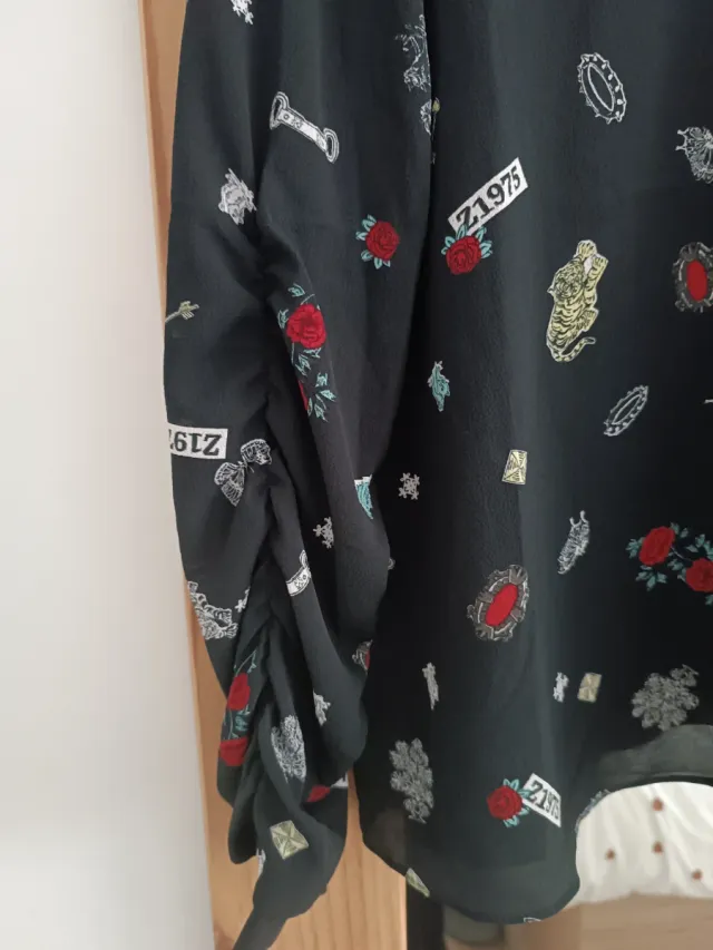 Blusa Zara Estampada Flores y Figuras