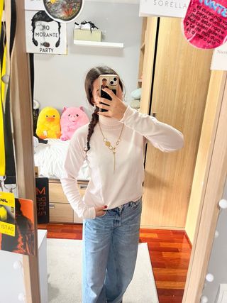 Jersey cuello alto rosa, marca Mango, talla L.