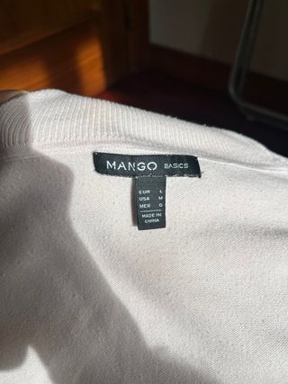 Jersey cuello alto rosa, marca Mango, talla L.
