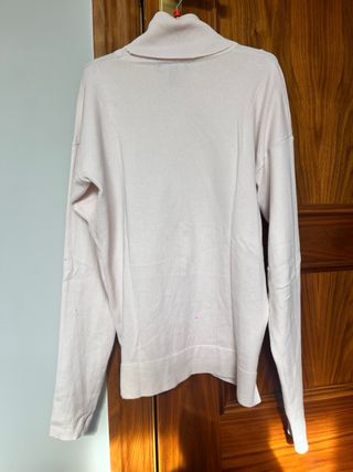 Jersey cuello alto rosa, marca Mango, talla L.