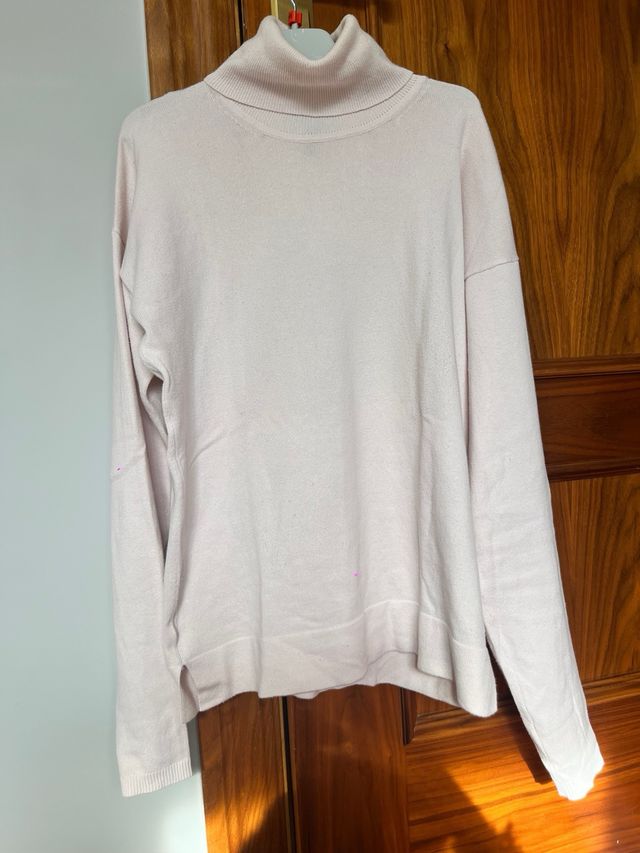 Jersey cuello alto rosa, marca Mango, talla L.