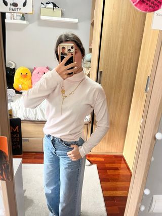 Jersey cuello alto rosa, marca Mango, talla L.