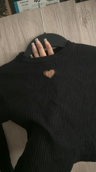 Camiseta manga larga negra con corazón