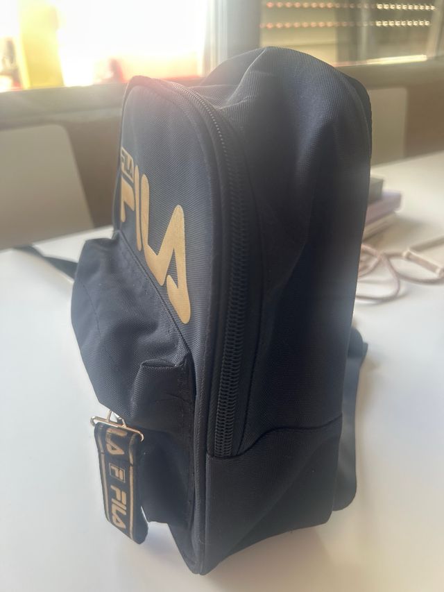 Mochila Fila Negra con Letras Doradas como nueva