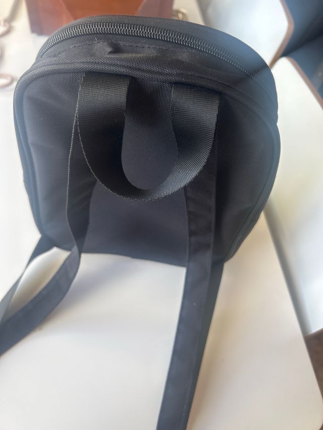 Mochila Fila Negra con Letras Doradas como nueva