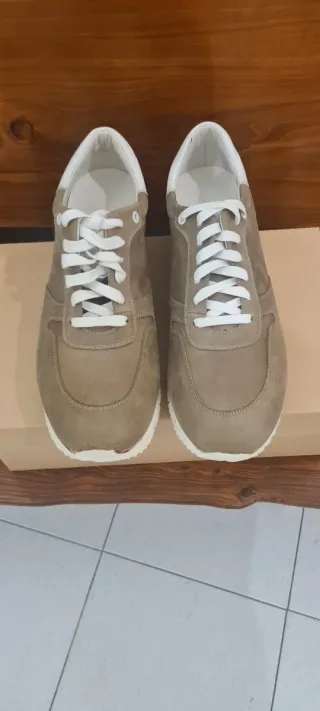 Scarpe sportive beige e bianche