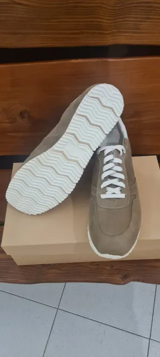 Scarpe sportive beige e bianche