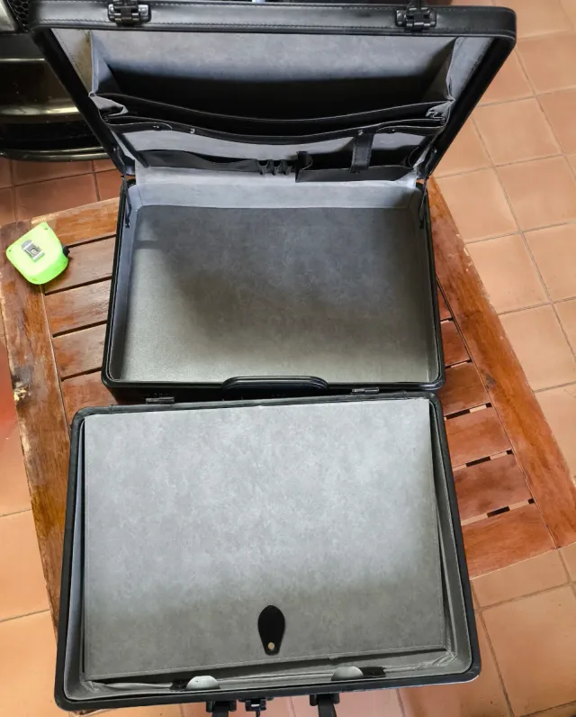 Maletín doble de cuero negro