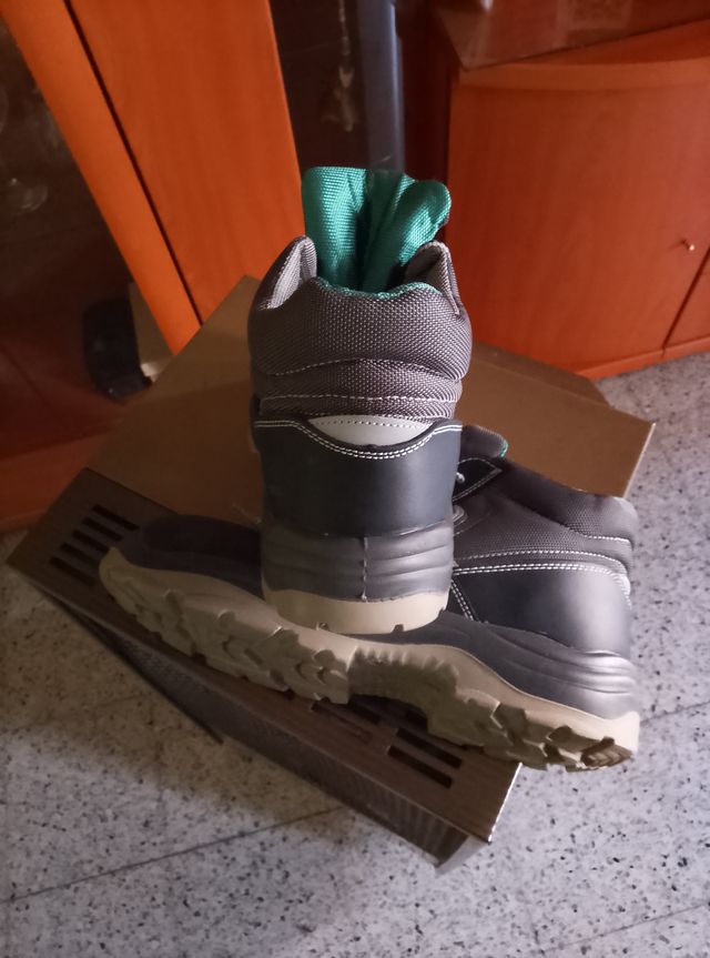 Botas de trabajo negras y grises