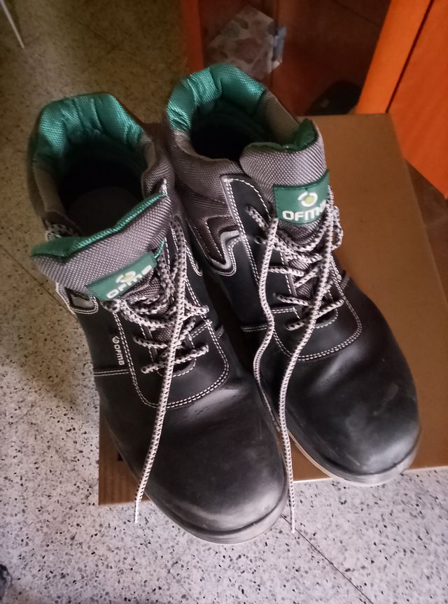 Botas de trabajo negras y grises