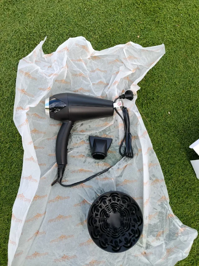 Secador de pelo negro con accesorios