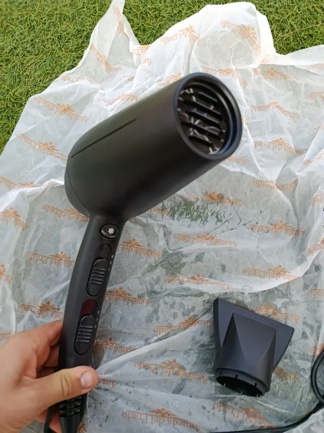 Secador de pelo negro con accesorios