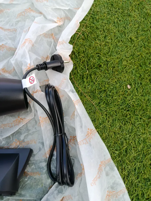 Secador de pelo negro con accesorios