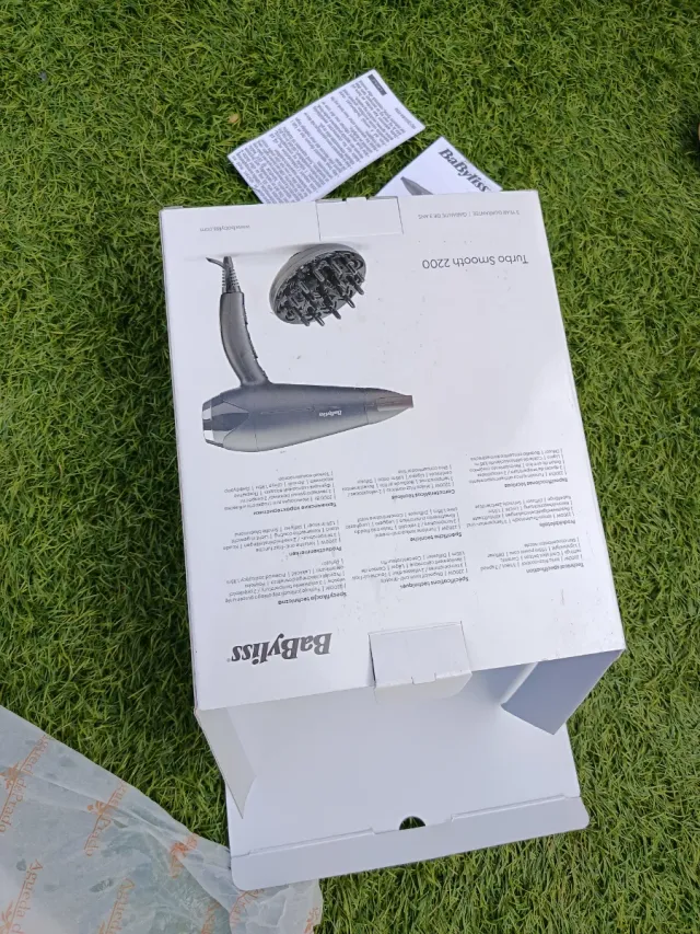 Secador de pelo negro con accesorios