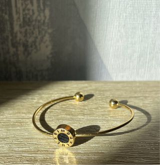 Pulsera Bimba y Lola dorada con círculo negro