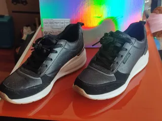 Zapatillas Skechers Negras y Blancas