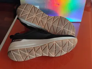 Zapatillas Skechers Negras y Blancas