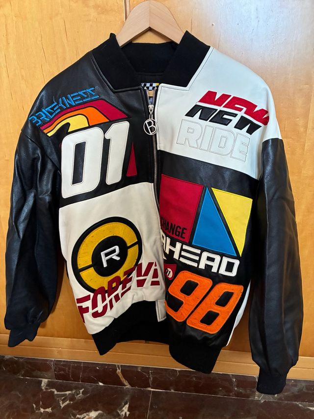 Chaqueta estilo bomber con diseño patchwork