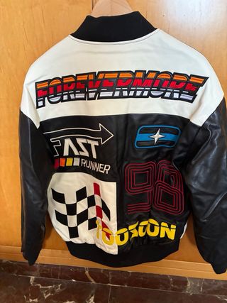 Chaqueta estilo bomber con diseño patchwork