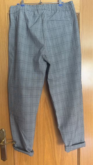 Pantalón cuadros gris con goma
