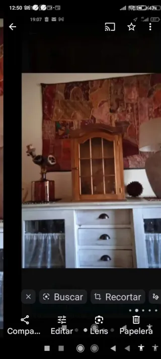 Estantería de madera con puertas de cristal