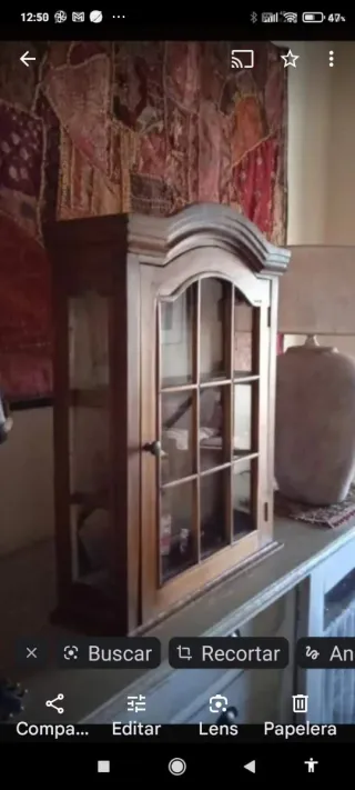 Estantería de madera con puertas de cristal