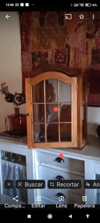 Estantería de madera con puertas de cristal