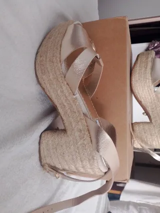 Sandalias Pepe Jeans doradas piel. Talla 37.