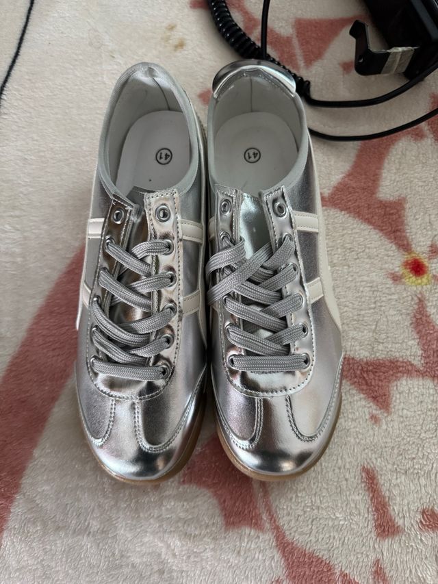 Zapatos plateados y blancos