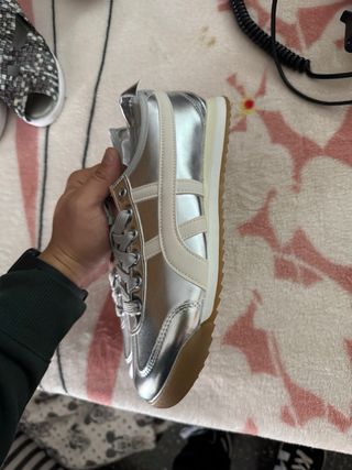 Zapatos plateados y blancos