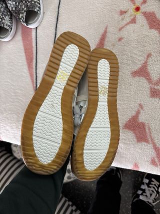 Zapatos plateados y blancos