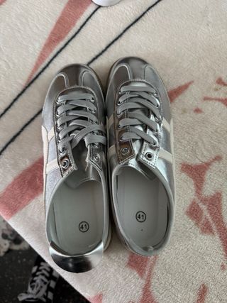 Zapatos plateados y blancos