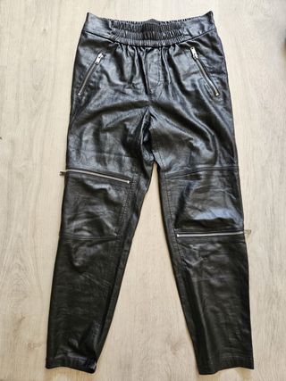 Pantalón efecto piel cremalleras Zara