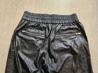 Pantalón efecto piel cremalleras Zara