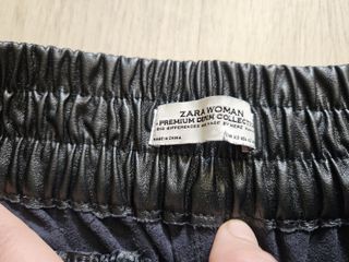 Pantalón efecto piel cremalleras Zara
