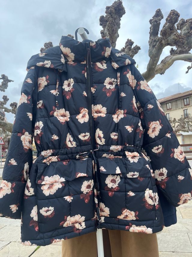 Abrigo Levi's acolchado flores Talla S