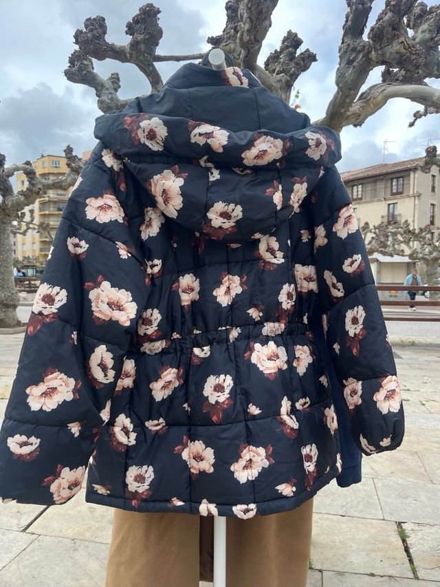 Abrigo Levi's acolchado flores Talla S