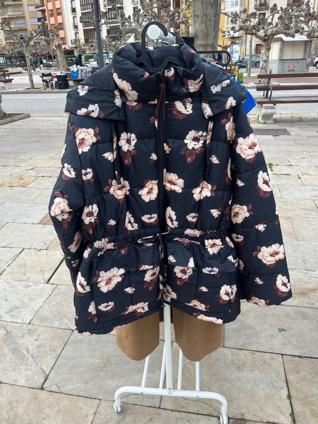 Abrigo Levi's acolchado flores Talla S