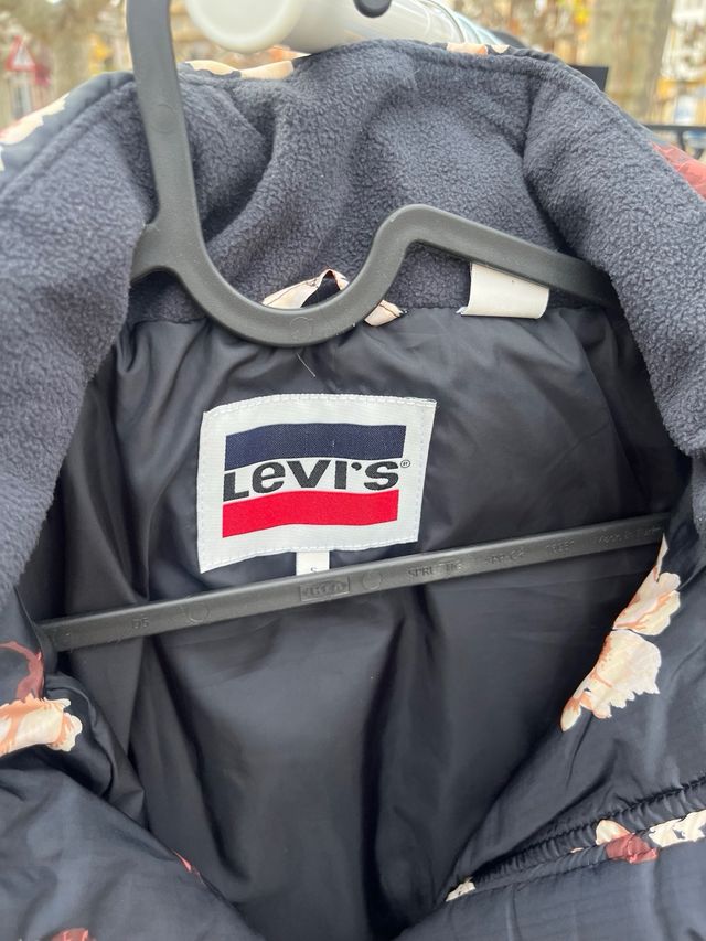Abrigo Levi's acolchado flores Talla S