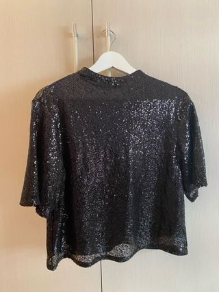 Blusa lentejuelas manga corta negra