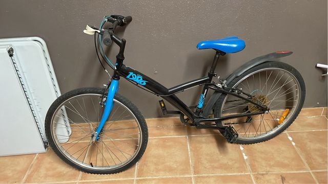Bicicleta infantil negra y azul 24”