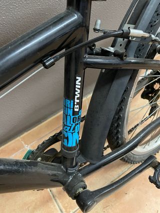 Bicicleta infantil negra y azul 24”