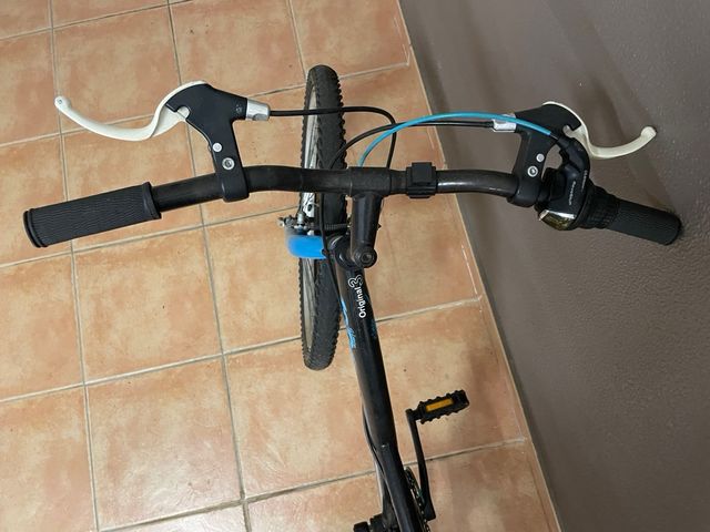 Bicicleta infantil negra y azul 24”
