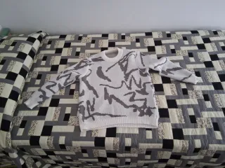 Jersey streetwear estampado gris y blanco