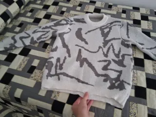 Jersey streetwear estampado gris y blanco